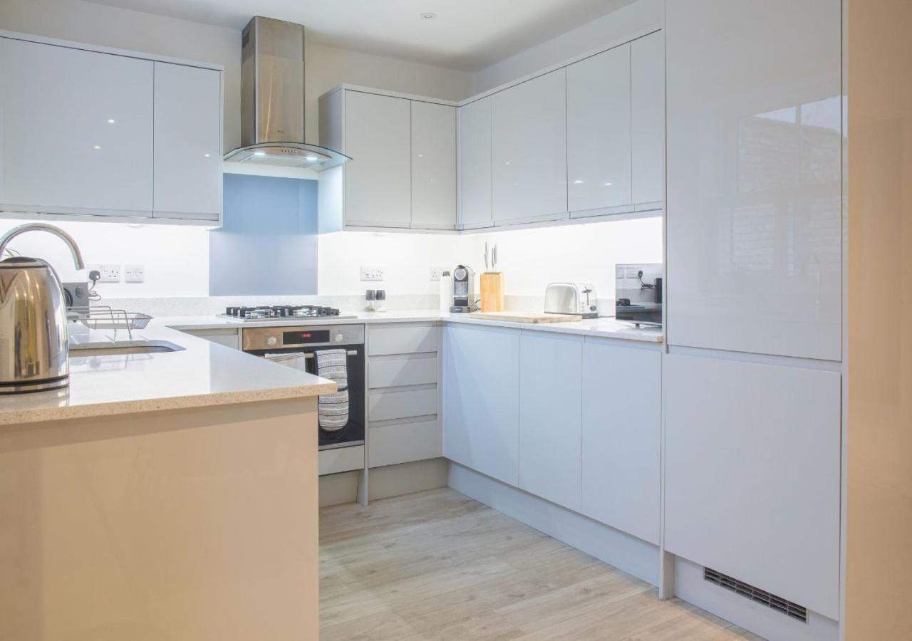 Stunning 2 Bed With Private Patio And Free Parking Cheltenham Exterior foto