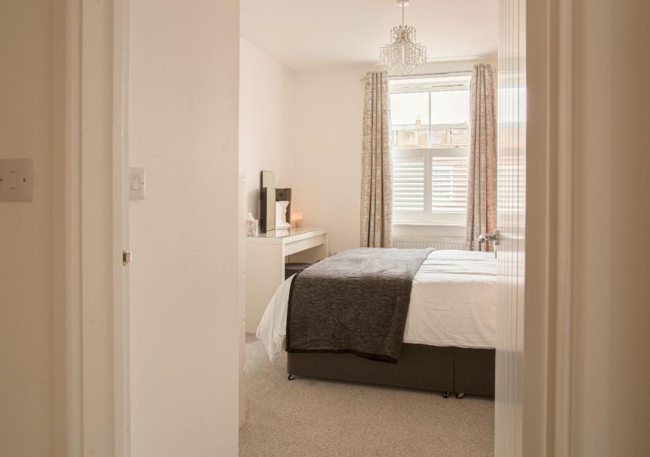 Stunning 2 Bed With Private Patio And Free Parking Cheltenham Exterior foto